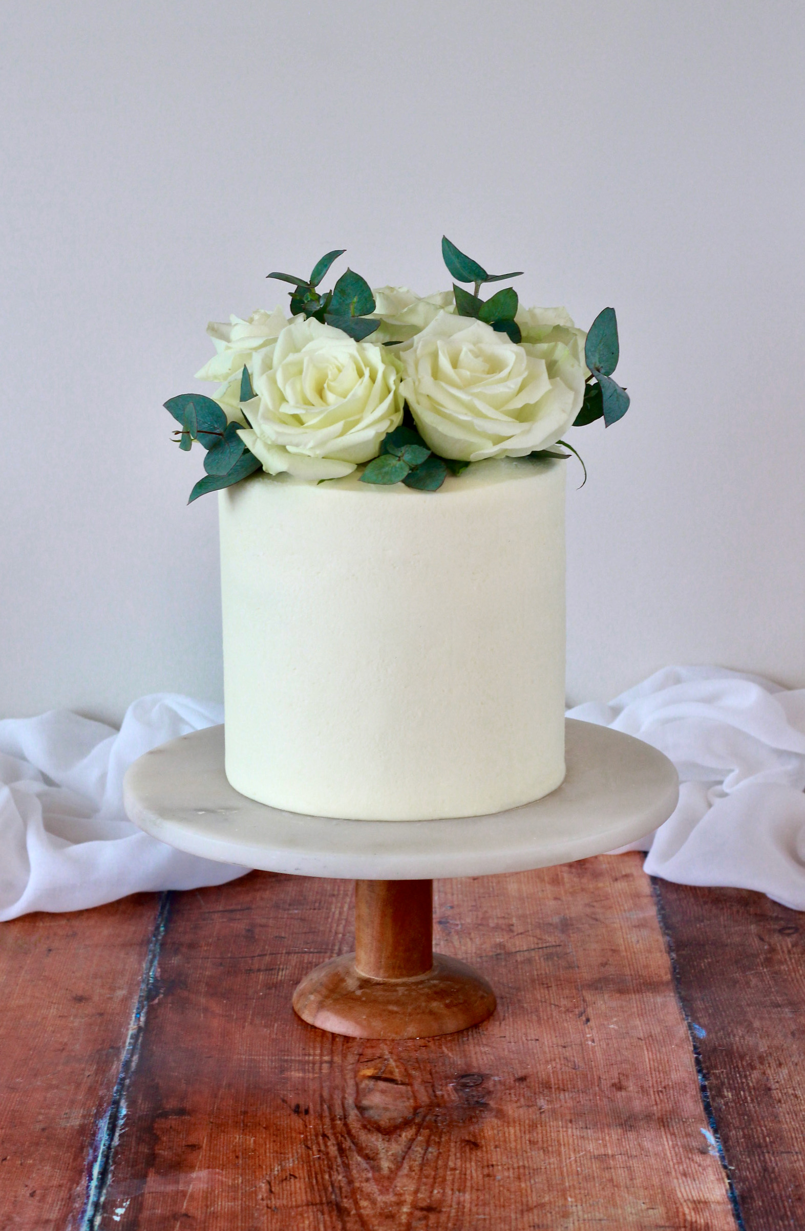 One-tier wedding cake with fresh flowers