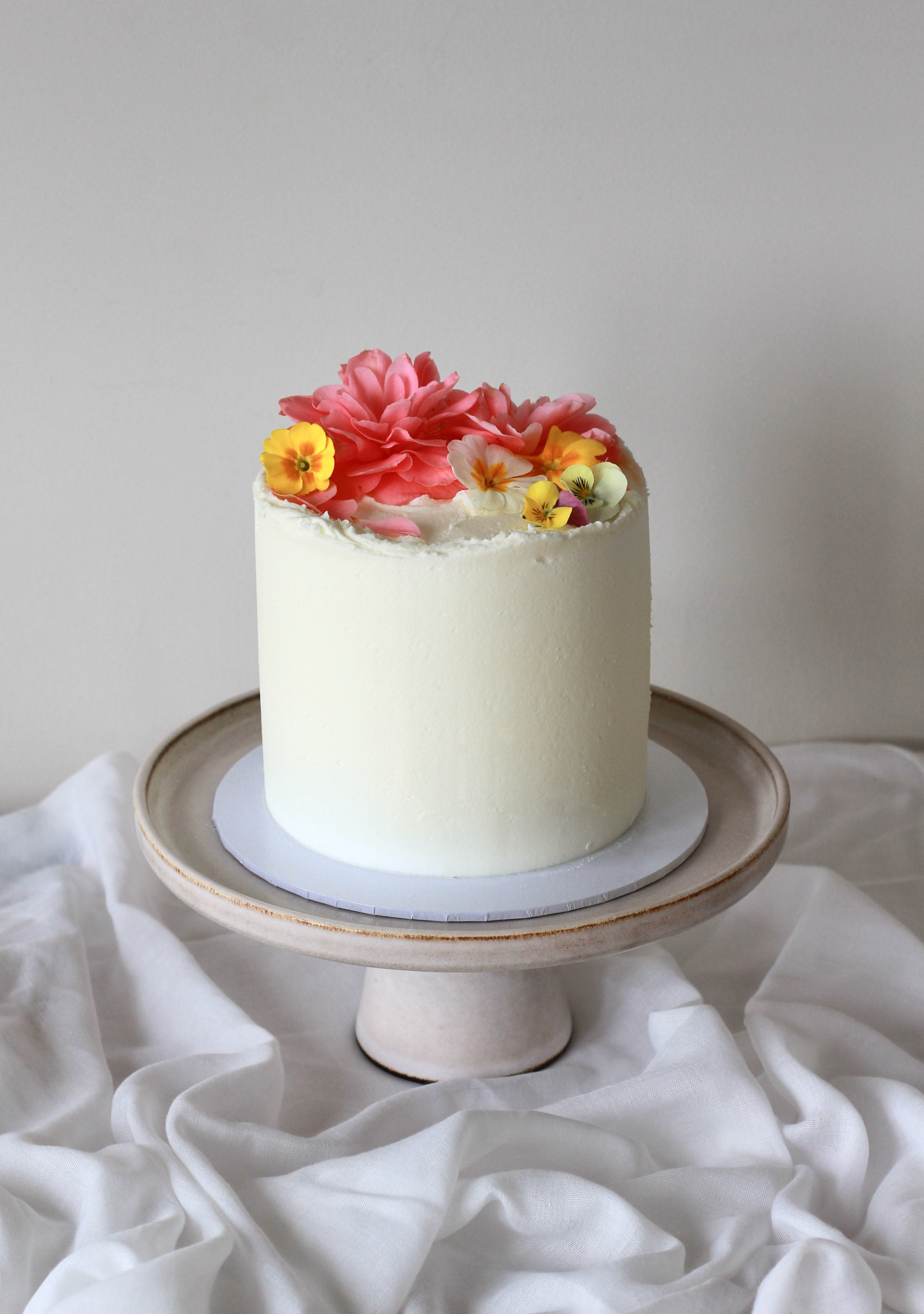 Lemon and elderflower cake with edible flowers