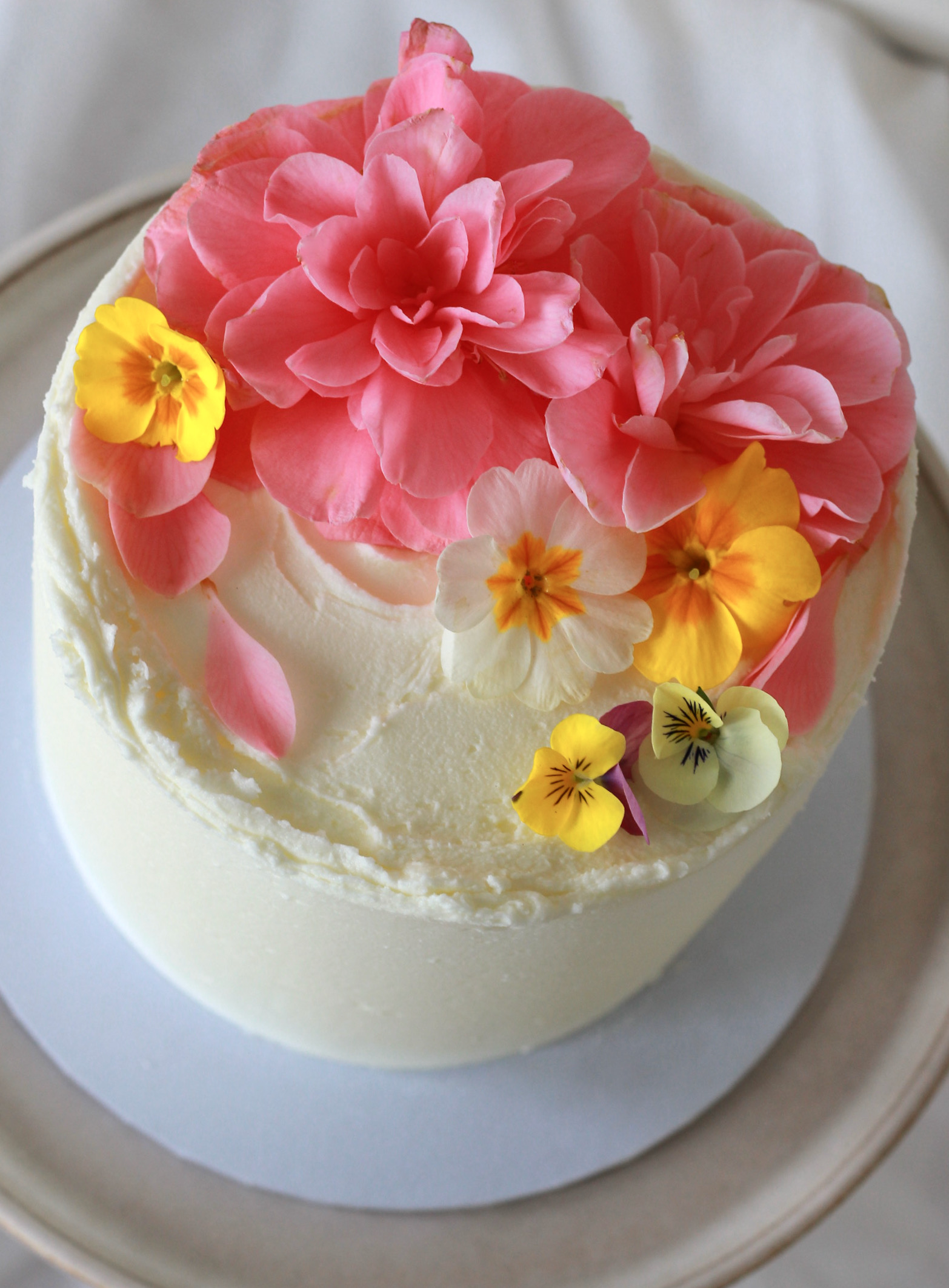 Lemon and elderflower cake with edible flowers